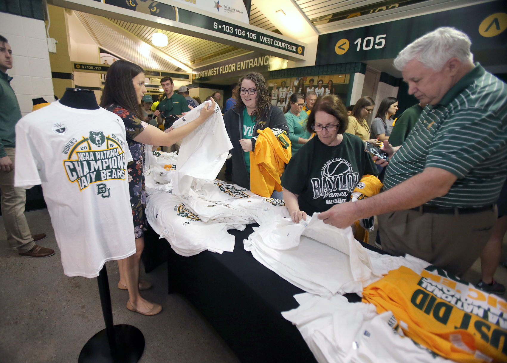 20190409_loc_lady_bears_welcome_jl3